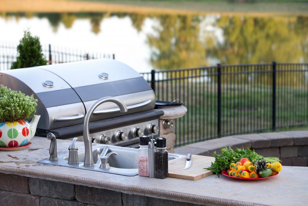 outdoor kitchen builder